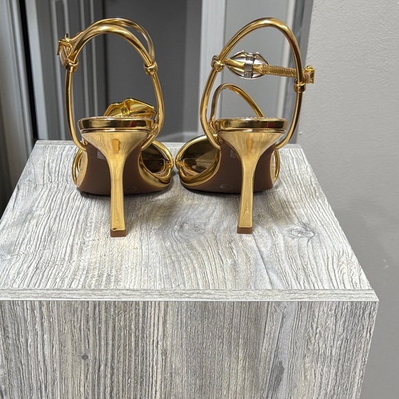 Gianni Bini Strappy Gold Sandals Metallic Lips Detail - Picture 4 of 4